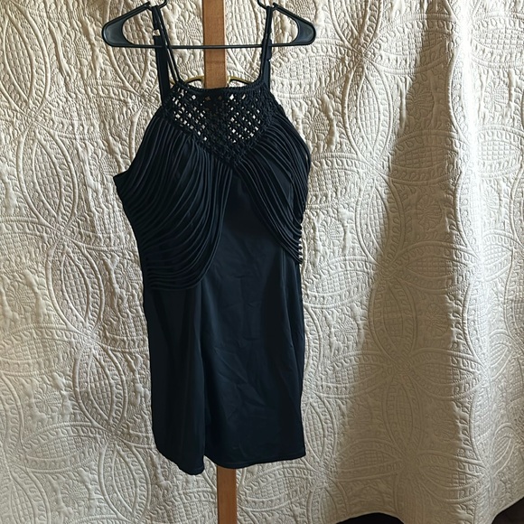 3x black swim dress with built in cups and compression at waist - Picture 1 of 6